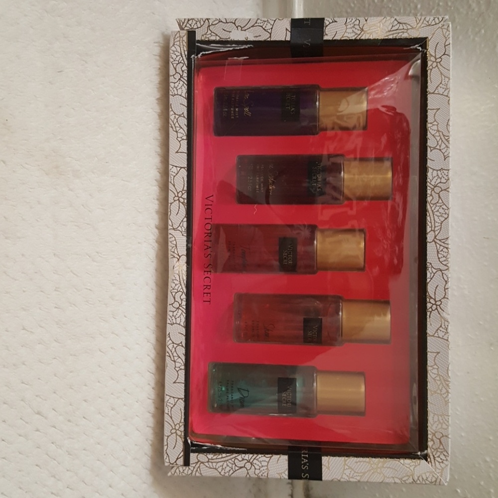 Victoria secret mini body mist set!!